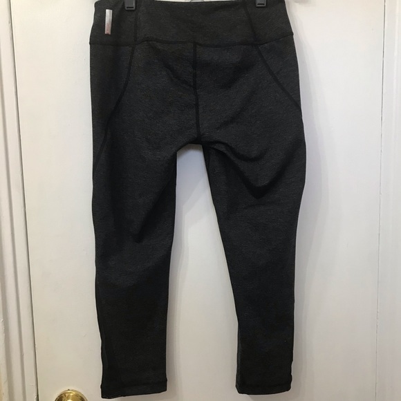 🛍Zella Lived In Gray Capri - Picture 3 of 10